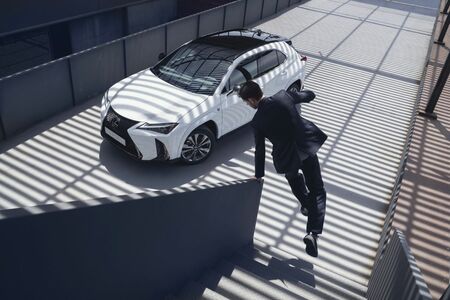 LEXUS UX 200 F SPORT DESIGN +. NOWA WERSJA NA POLSKI RYNEK Z WYSOKIM RABATEM